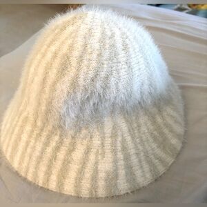 NWT-light gray and white fuzzy
Fuzzy Kango like bucket hat